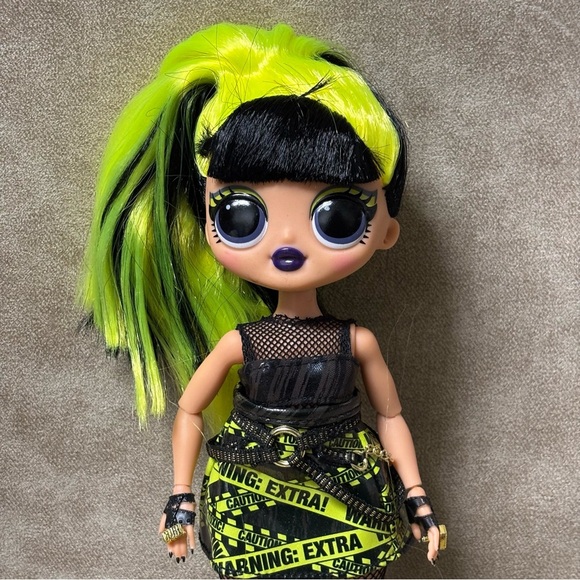 LOL OMG Surprise Remix Rock Band Warning Extra
Neon Green Doll - Picture 3 of 7